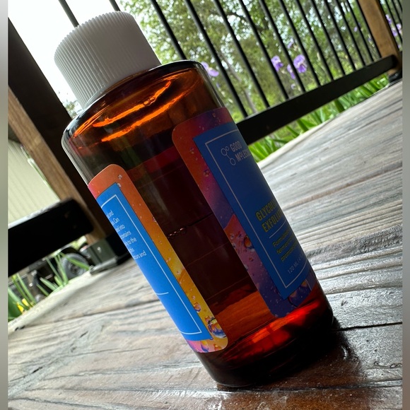 Good Molecules GLYCOLIC
EXFOLIATING TONER - Picture 2 of 2